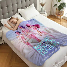 Lade das Bild in den Galerie-Viewer, Kuschelige Flanelldecken im Hunterix K-Pop Demon Hunters Stil – Auswahl aus 31 Motiven