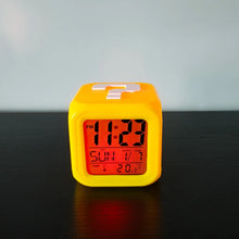 Lade das Bild in den Galerie-Viewer, Super Mario LED Wecker mit Alarmfunktion im Fragezeichen Look