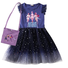 Lade das Bild in den Galerie-Viewer, Charmantes Kinderkleid inklusive Tasche, verziert mit K-Pop Demon Hunters Motiven