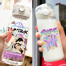 Lade das Bild in den Galerie-Viewer, Praktische Hunterx K-Pop Demon Hunters Wasserflasche für Sport &amp; Alltag – erhältlich in 400 und 600 ml
