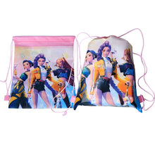 Lade das Bild in den Galerie-Viewer, Kordeltasche „Hunterx K-Pop Demon Hunters“ mit Motiven von Zoey, Rumi und Mira
