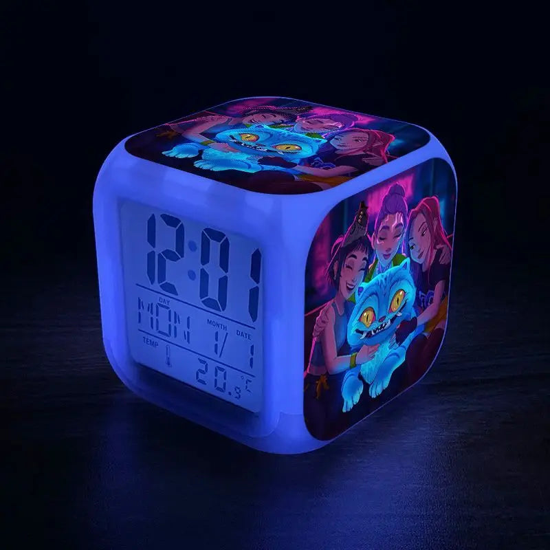 Stylischer Hunterix K-Pop Demon Hunters Cartoon-Wecker – mit LED-Beleuchtung und Alarm, Motive: Mira, Jinu, Zoey