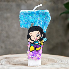 Lade das Bild in den Galerie-Viewer, Festliche K-Pop Demon Hunters Kerze – inklusive Jahreszahl für Geburtstage
